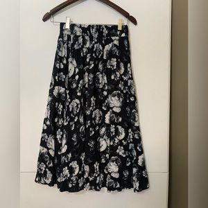 Tildon Skirt. Women. Black White Gray. Floral. Size S. Elastic waist. Like New